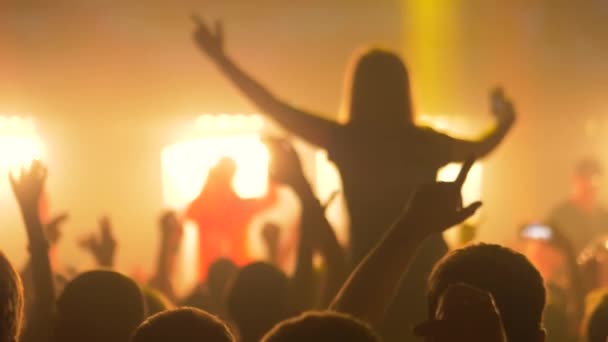 Super slow motion: mensen publiek silhouet feesten bij rockconcert — Stockvideo