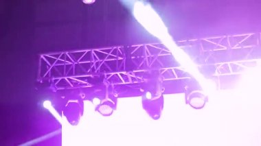 Gece kulübünde sahne için renkli, parlak, yanıp sönen konser aydınlatma ekipmanları.