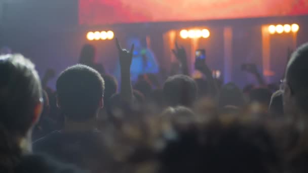 Mensen feesten op rockconcert voor het podium - superslow motion — Stockvideo