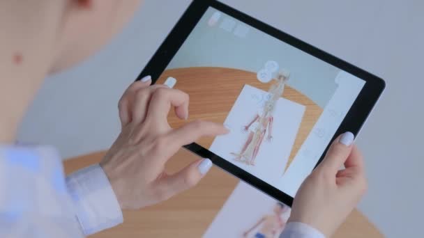 Žena používající tablet s rozšířenou realitou app: 3d model lidského těla — Stock video