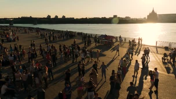 People walking and learning how to dance on city quay at sunset - slow motion — 图库视频影像