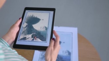 AR uygulamalı tablet kullanan kadın: çağdaş sanat, sürrealizm kavramı