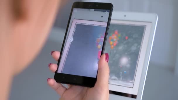 Γυναίκα που χρησιμοποιεί smartphone και tablet με εφαρμογή AR - έννοια σύγχρονης τέχνης — Αρχείο Βίντεο