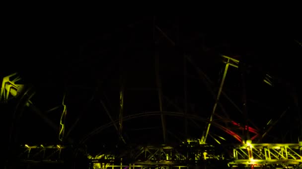 夜の倉庫の金属構造に投影されたビデオマッピングショー — ストック動画