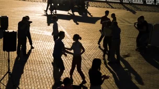 Silhouette de couples romantiques dansant contre le ciel au coucher du soleil au ralenti — Video