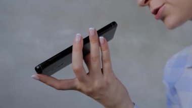 Akıllı telefon tutan ve ses tanıma fonksiyonu kullanan kadın - görüntüyü kapat