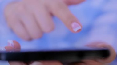 Akıllı telefon kullanan kadın - görüntüyü kapat