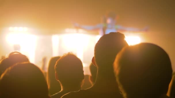 Lidé na rockovém koncertě před jevištěm pořádají večírky - super zpomalený film — Stock video