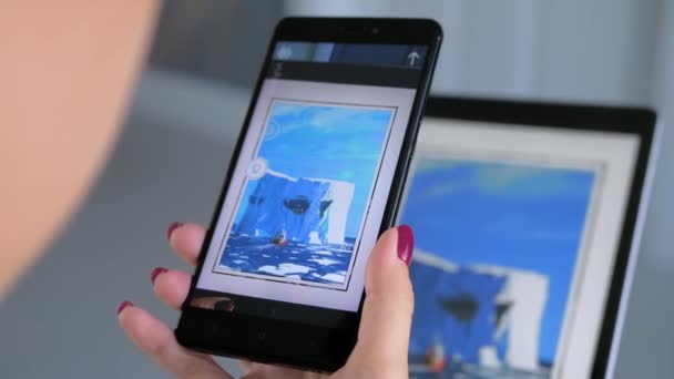 Femme utilisant un smartphone et une tablette avec application AR - concept d'art contemporain — Video