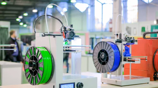 Duas impressoras 3D automáticas que trabalham na exposição de tecnologia moderna — Fotografia de Stock