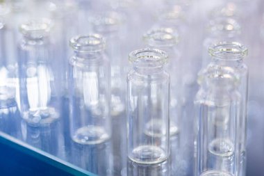 İlaç sergisi vitrininde tıbbi boş cam şişeler.