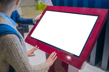 Sergide etkileşimli boş dokunmatik ekran kiosk kullanan kadın