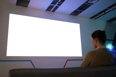 Beyaz ekran kavramı - kadın büyük boş etkileşimli beyaz ekrana bakıyor