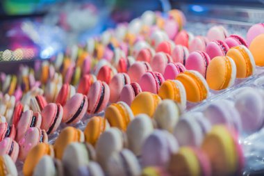 Şekerci dükkanının tezgahında satılık renkli kurabiyeler.