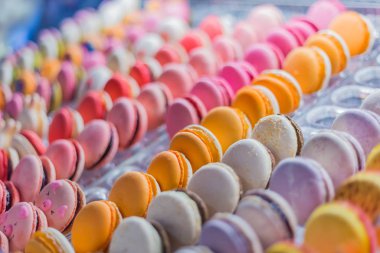 Şekerci dükkanının tezgahında satılık renkli kurabiyeler.