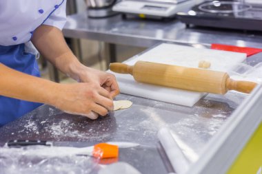 Profesyonel aşçılık kavramı - pastanede hamur hazırlama süreci, restoran