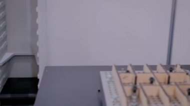 Otomatik robotik kol hareket eder ve nesneleri ticaret fuarı, sergi