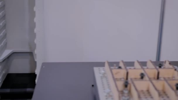 Automatyczne ruchy ramienia robota i umieszcza obiekty na targach, wystawa — Wideo stockowe