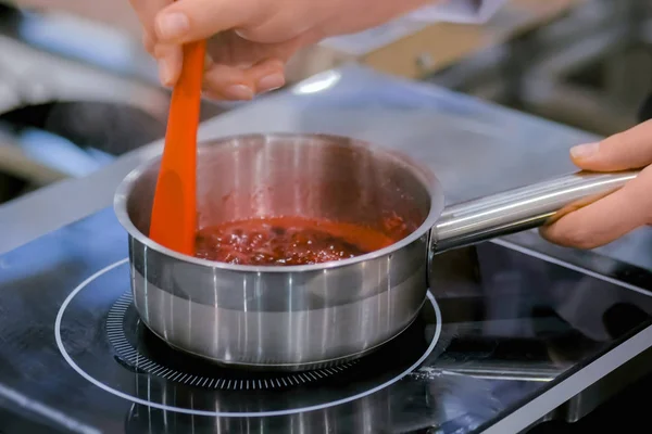 Процесс приготовления компота с сочными вкусными свежими ягодами — стоковое фото