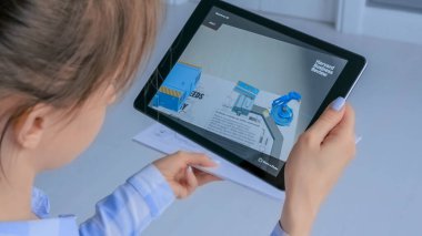 Artırılmış gerçeklik uygulaması olan tablet kullanan kadın - taşıyıcı çizginin sanal modeli