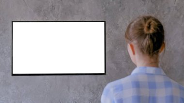 Beyaz beyaz ekranlı düz akıllı televizyon izleyen bir kadın - model konsepti