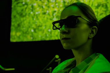 Sinemada etrafa bakan 3d gözlüklü kadın yüzü