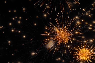 Geceleri karanlık gökyüzünde renkli havai fişekler - tatil konsepti