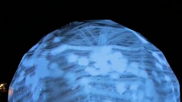 Купол з мультимедійним проекційним екраном, що показує цифрове художнє абстрактне відео — стокове відео