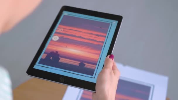 AR 응용 프로그램으로 태블릿을 사용하는 여성: 현대 미술, 초현실주의 개념 — 비디오