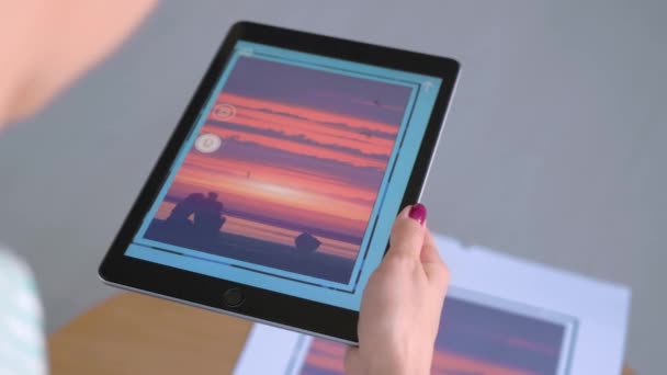 Vrouw met tablet met AR-toepassing: hedendaagse kunst, surrealisme — Stockvideo