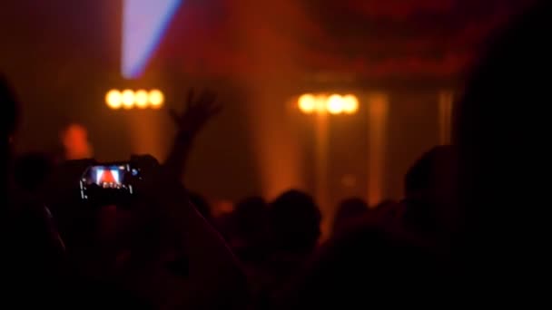 Super slow motion : les gens enregistrent la vidéo du concert de musique live avec smartphone — Video