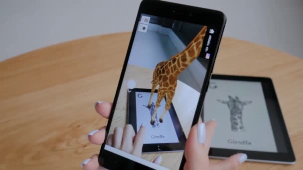 Kvinna med surfplatta med augmented reality app - virtuella 3D-modeller av djur — Stockvideo