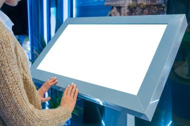 Sergide etkileşimli boş dokunmatik ekran kiosk kullanan kadın