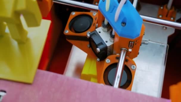 Handgemaakte 3D printer machine afdrukken plastic model - close-up bovenaanzicht — Stockvideo