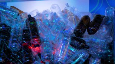 Mavi ve kırmızı ışıklandırmalı plastik şişe kurulumu - ekoloji kavramı