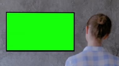 Yeşil ekran konsepti - yeşil ekranlı düz akıllı TV izleyen kadın