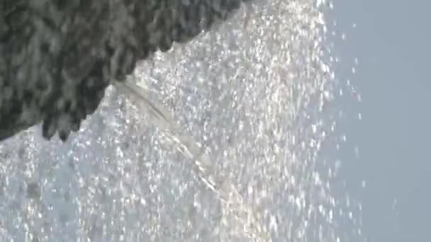 Close-up zicht op kleine waterstralen van outdoor oude openbare fontein - slow motion — Stockvideo