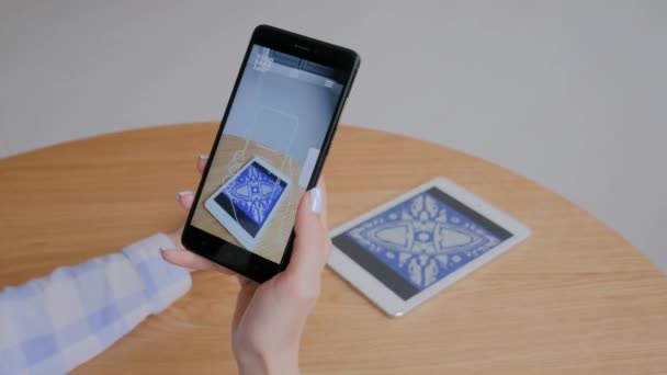 使用智能手机和带有AR应用程序的平板电脑和建筑物扫描模型的妇女 — 图库视频影像