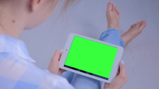 Kvinna tittar på surfplatta dator med blank grön skärm - chroma nyckel koncept — Stockvideo