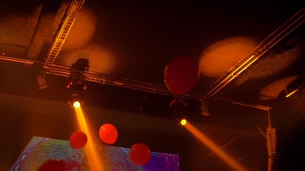 Красочное ярко-оранжевое оборудование для освещения сцены в ночном клубе — стоковое видео