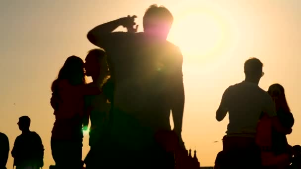 Романтичні пари силует танцює проти неба на заході сонця повільний рух — стокове відео