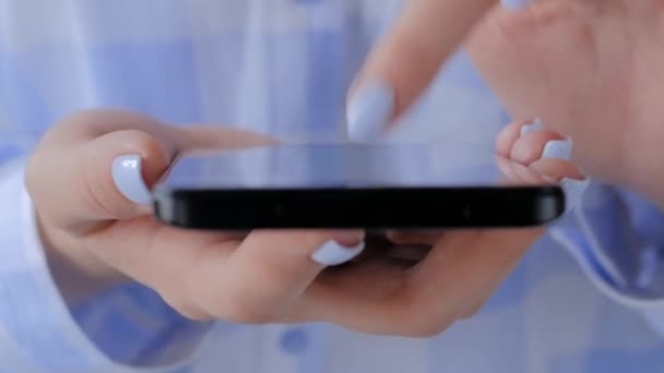 Vue rapprochée - femme utilisant un smartphone avec écran tactile — Video