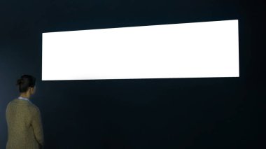 Büyük beyaz ekrana bakan kadın - izole edilmiş konsept