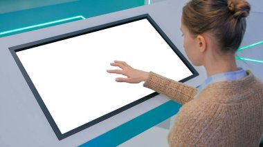 Sergide boş beyaz ekran kioskuna dokunan kadın - beyaz ekran konsepti