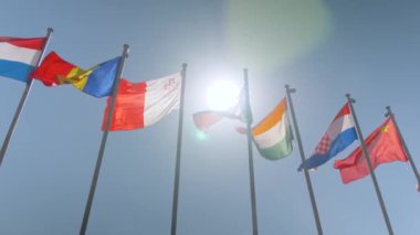 Rüzgarda dalgalanan renkli bayraklar - yavaş çekim - diplomasi kavramı