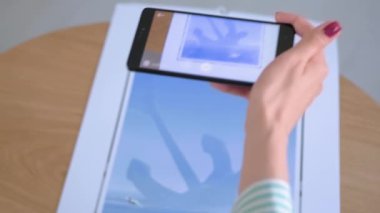 AR uygulamalı akıllı telefon kullanan kadın: çağdaş sanat, sürrealizm kavramı