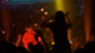 Süper yavaş çekim: insanlar rock konserinde sahnenin önünde parti yapan siluetler