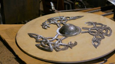 Dekoratif elementlerle kalkan