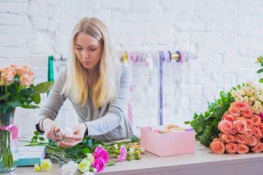 Çiçekçide çalışan profesyonel bir çiçekçi.