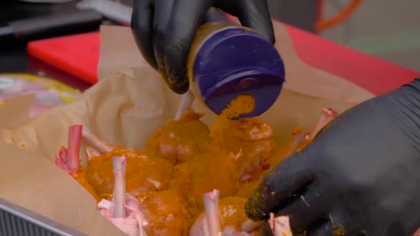 Rallentatore: chef prepara cosce di pollo con spezie al festival dello street food — Video Stock